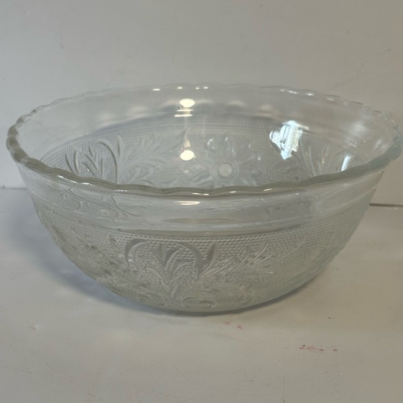 Vintage MCM Anchor Hocking Tiara scalloped Sandwich Glass Bowl 6.25” EUC - Picture 3 of 9